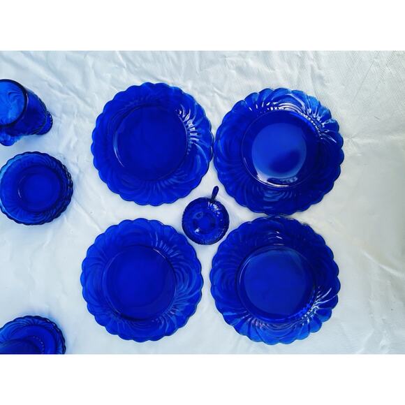 Vintage Doll Size Place Setting Cobalt Blue Glass 4 Plates 4 Teacups 4 Saucers - Picture 12 of 16